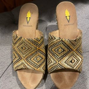 Volatile wedges size 8